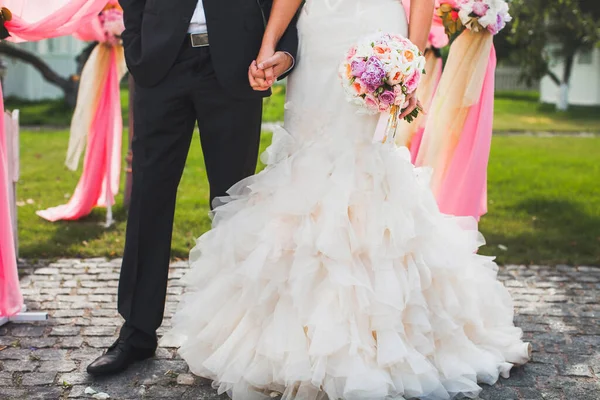 Noiva Noivo Dão Mãos Cerimônia Casamento — Fotografia de Stock