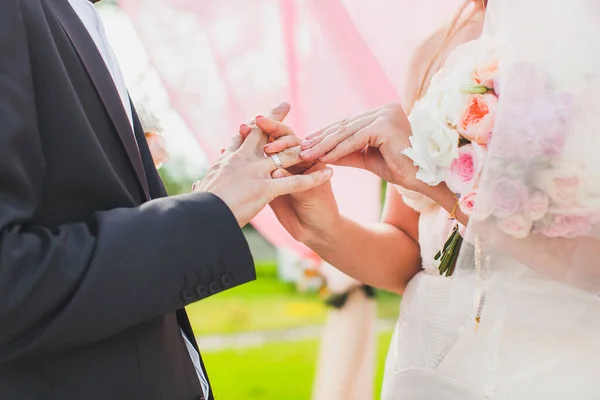 Anéis Troca Noivo Noiva Cerimônia Casamento — Fotografia de Stock