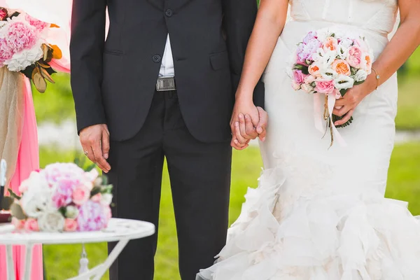 新娘和新郎在婚礼上牵着手 — 图库照片