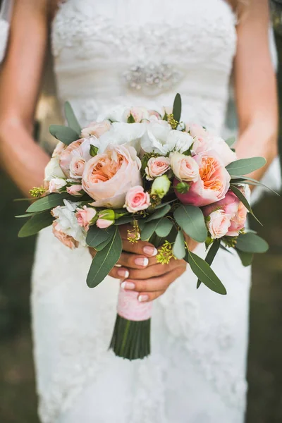 Bright Wedding Bouquet Hands Bride — Stock Photo, Image