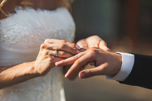 Νύφη Και Γαμπρός Ανταλλάξουν Δαχτυλίδια Κατά Την Τελετή Του Γάμου — Φωτογραφία Αρχείου