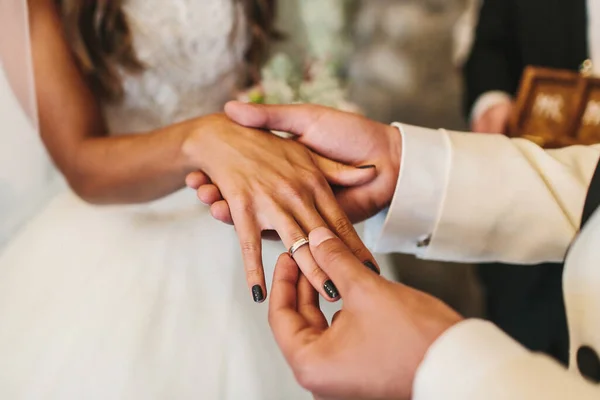 Anéis Troca Noivo Noiva Cerimônia Casamento — Fotografia de Stock