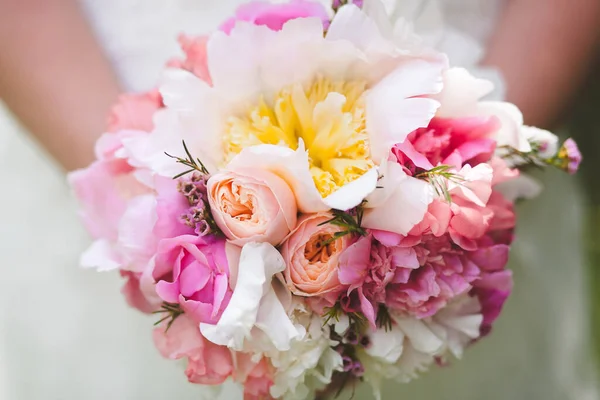 Bright Wedding Bouquet Hands Bride — Stockfoto