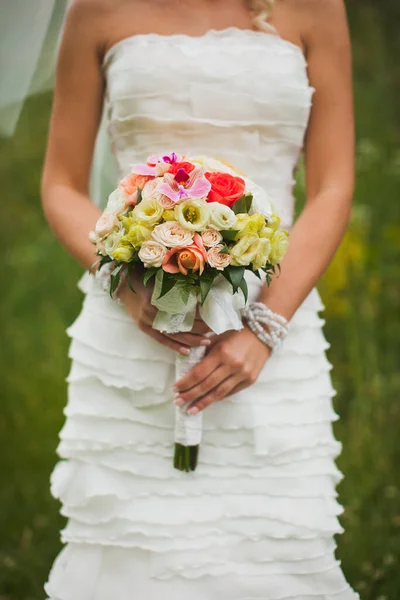 Bright Wedding Bouquet Hands Bride — Foto de Stock