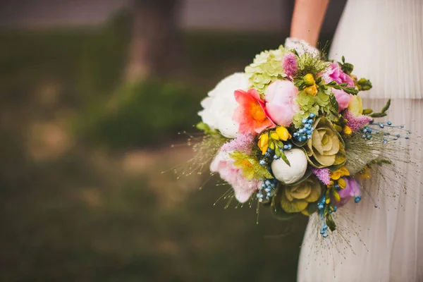 Bright Wedding Bouquet Hands Bride — Stockfoto