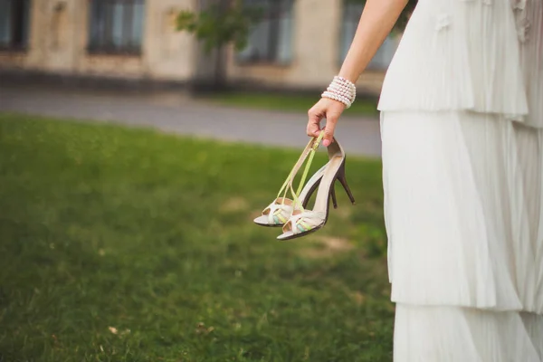 Bride Walk Holding Shoes Her Hands — Stockfoto