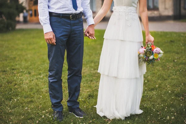 Bride Groom Holding Hands Garden — Stock Photo, Image