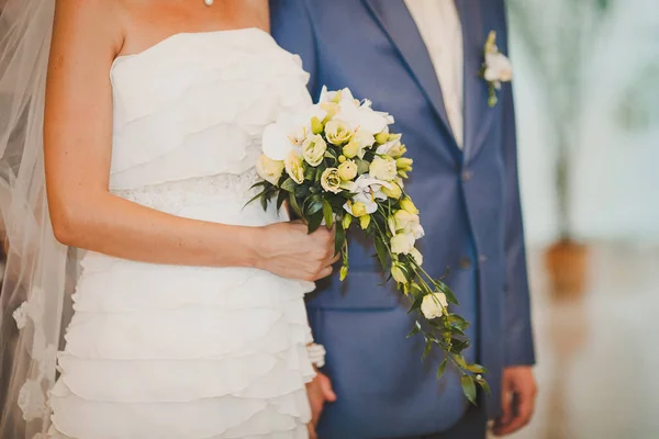Bright Wedding Bouquet Hands Bride — Zdjęcie stockowe
