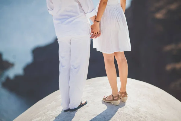 Bruden Och Brudgummen Håller Varandras Händer — Stockfoto