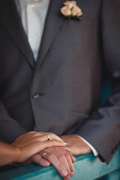 Braut Und Bräutigam Halten Sich Die Hände — Stockfoto