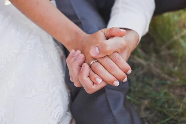 新娘和新郎握住彼此的手 — 图库照片