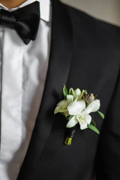 Κομψό Γαμήλιο Μπουτονιέρα Στο Κοστούμι Του Γαμπρού — Φωτογραφία Αρχείου