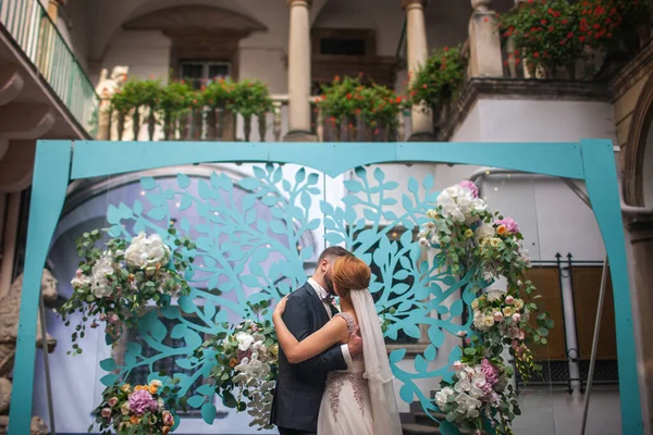 День Весілля Наречений Наречений Молодята Цілуються Весіллі — стокове фото