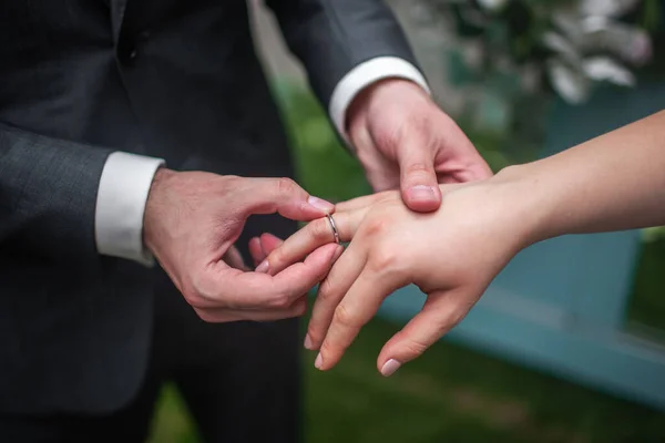Menyasszony Vőlegény Csere Gyűrűk Esküvőt — Stock Fotó