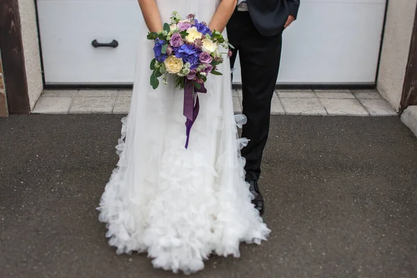 Bright Wedding Bouquet Hands Bride — Fotografia de Stock