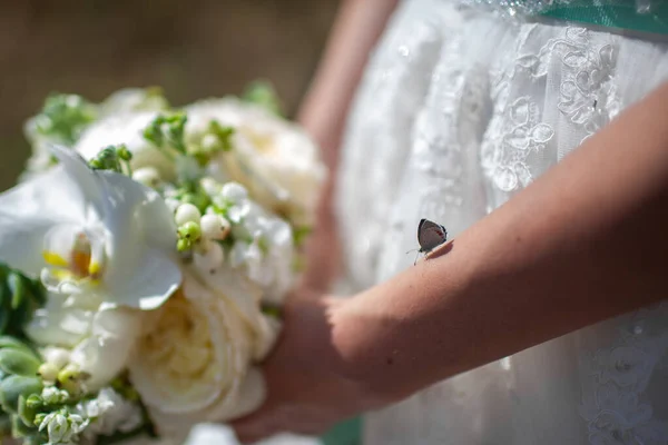 Bright Wedding Bouquet Hands Bride Butterfly Hand — Photo