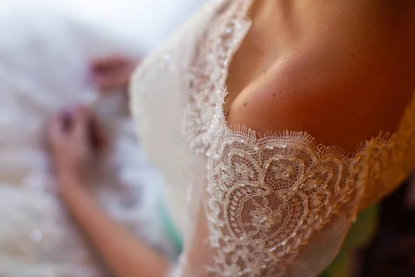 Плече Нареченої Мереживній Весільній Сукні — стокове фото