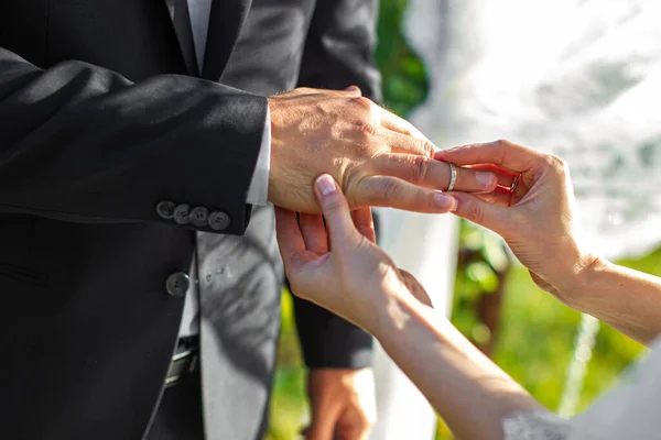 Gelin Damat Düğün Töreninde Yüzük Alışverişi — Stok fotoğraf