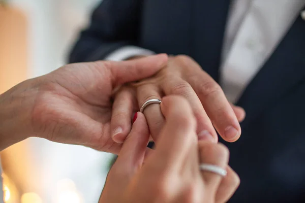 Gelin Damat Düğün Töreninde Yüzük Alışverişi — Stok fotoğraf