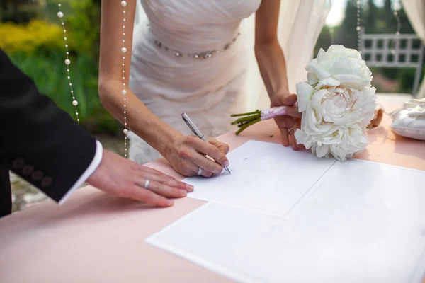 Bride Puts Her Signature Wedding Ceremony — Stockfoto