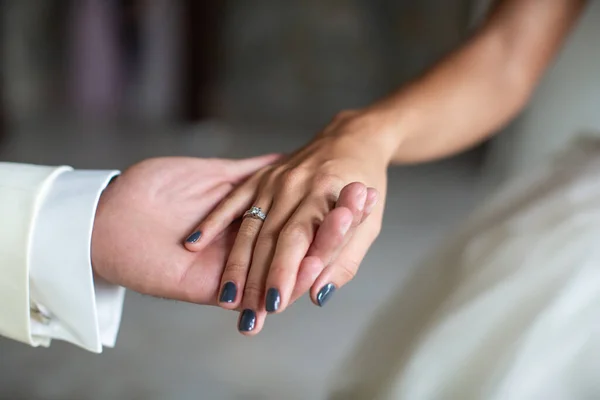 Обручальное Кольцо Пальце Невесты Время Подготовки Свадьбе — стоковое фото