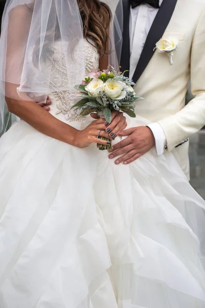 Bright Wedding Bouquet Hands Bride — Fotografia de Stock