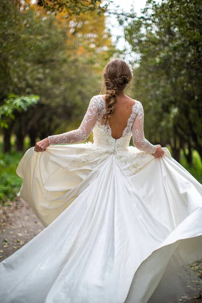 Bride Wedding Dress Posing Garden — Foto de Stock