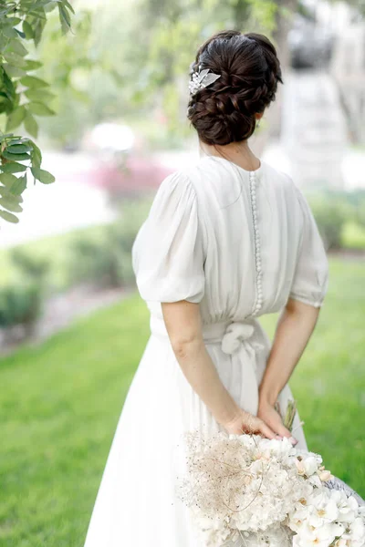 Bride Wedding Dress Posing Garden Rechtenvrije Stockafbeeldingen