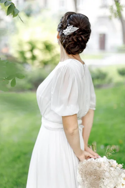 Bride Wedding Dress Posing Garden Rechtenvrije Stockfoto's