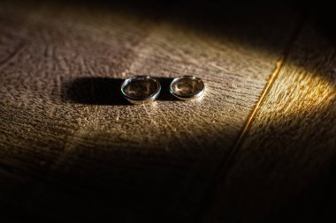 ahşap arka plan üzerinde iki alyans.