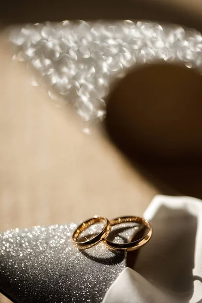 Two Golden Rings Lie Wedding Shoes — Stockfoto