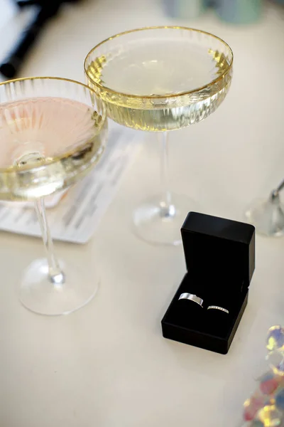 Two Wedding Rings Black Box Table — Foto Stock