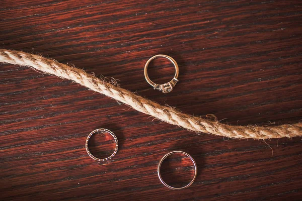 Three Wedding Rings Wooden Table Rope — Stockfoto