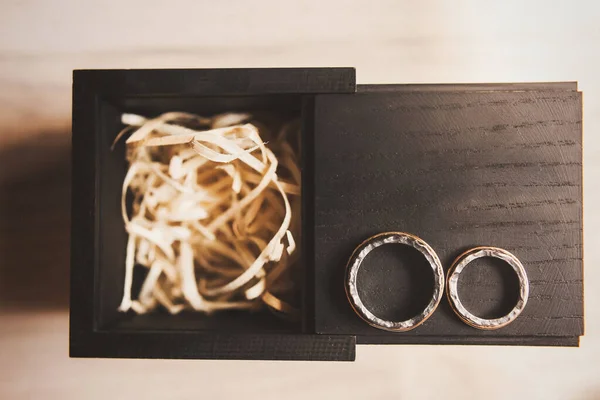 Два Винтажных Обручальных Кольца Деревянная Коробка — стоковое фото