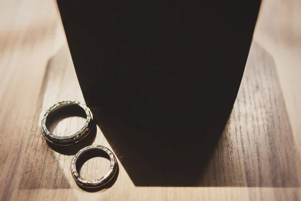 Two Vintage Wedding Rings Wooden Box — Fotografia de Stock