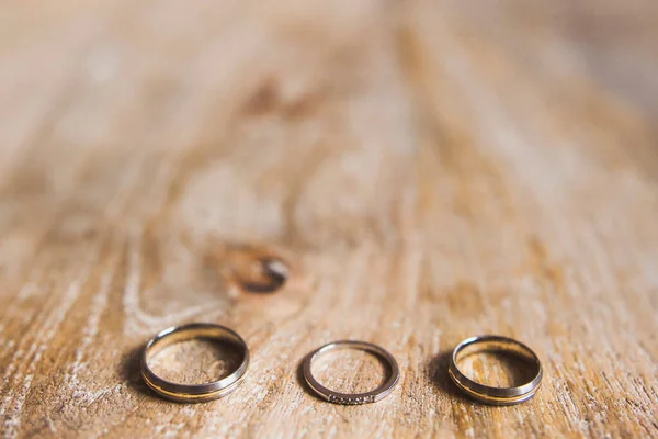 Три Обручальных Кольца Деревянном Фоне — стоковое фото