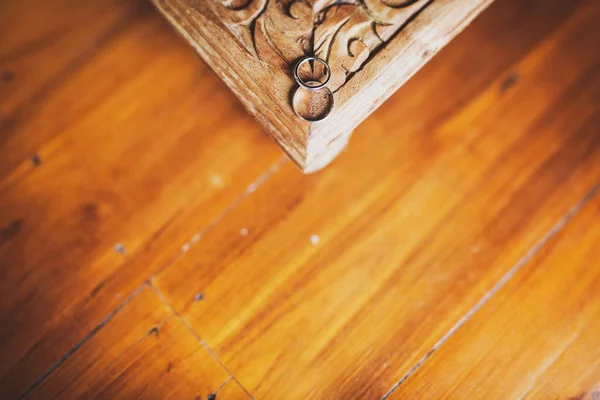 Two Wedding Rings Corner Wooden Vintage Table — Fotografia de Stock