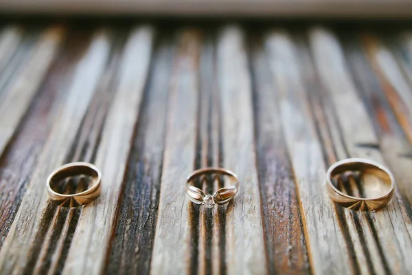 Three Wedding Rings Wooden Striped Board — Stockfoto