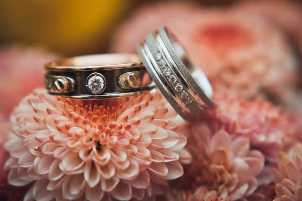 Two Wedding Rings Pink Flower — Stock fotografie