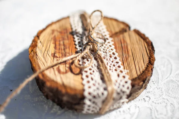 Tahta bir stantta iki alyans..