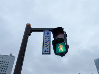 Yokohama, Japonya - 22 Kasım 2019: Yokohama şehrinde yeşil trafik ışığı