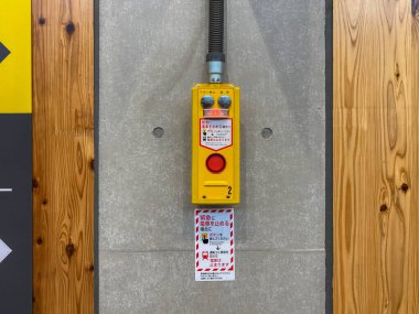 Yokohama, Japonya - 22 Kasım 2019: Metro İstasyonunda Acil Durum Düğmesi