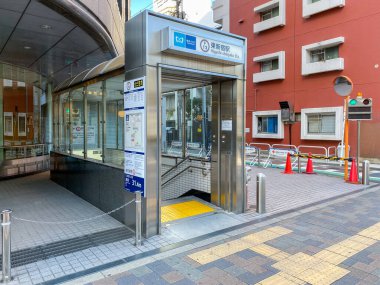 Tokyo, Japonya - 21 Kasım 2019: Tokyo metro girişinin işareti Higashi-Shinjuku istasyonu, Tokyo taşımacılığı. Gündüz.