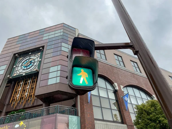 Yokohama, Japonya - 22 Kasım 2019: Yokohama şehrinde yeşil trafik ışığı — Stok fotoğraf