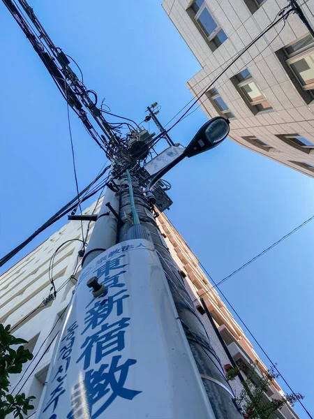 Tóquio, Japão - 21 de novembro de 2019: Pólos elétricos na rua em Tóquio — Fotografia de Stock