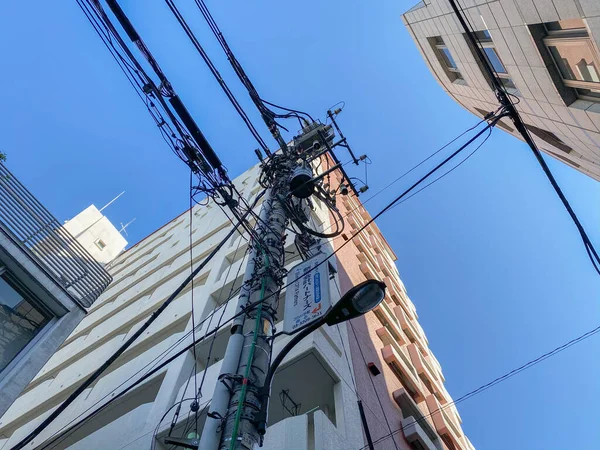 Tokio, Japón - 21 de noviembre de 2019: Postes eléctricos en la calle en Tokio —  Fotos de Stock