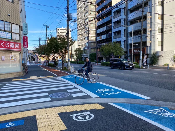 Tóquio, Japão - 17 de novembro de 2019: Bicicleta e pista de pedestres na calçada em Tóquio — Fotografia de Stock