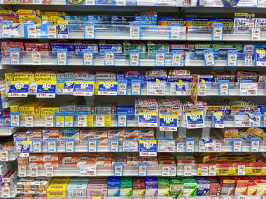 Tokyo, Japonya - 21 Kasım 2019: Tokyo Eczanesinin kapalı alanı