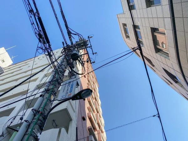 Tóquio, Japão - 21 de novembro de 2019: Pólos elétricos na rua em Tóquio — Fotografia de Stock