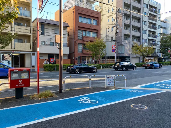 東京都- 2019年11月17日:東京の歩道の自転車と歩行者専用レーン — ストック写真